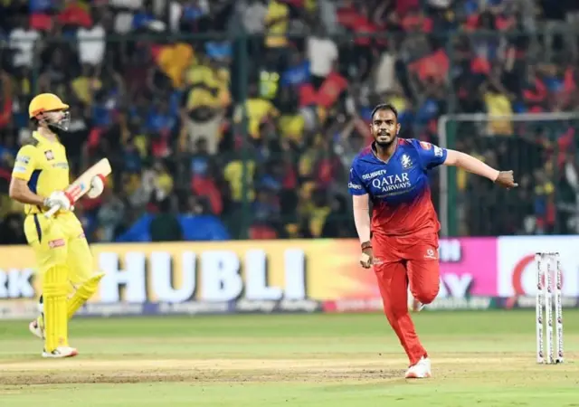 मे 2024 मध्ये आयपीएल सामन्यादरम्यान यश दयाल. या सीझनमध्ये यश आरसीबी टीमकडून खेळत होता.
