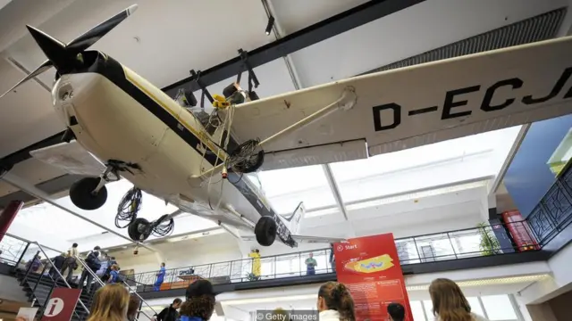 Cessna 172 colgado del techo.