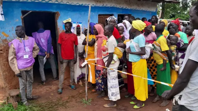 በቤኒሻንጉል ጉሙዝ ክልል ምርጫ ድምጽ ለመስጠት የተሰለፉ ነዋሪዎች