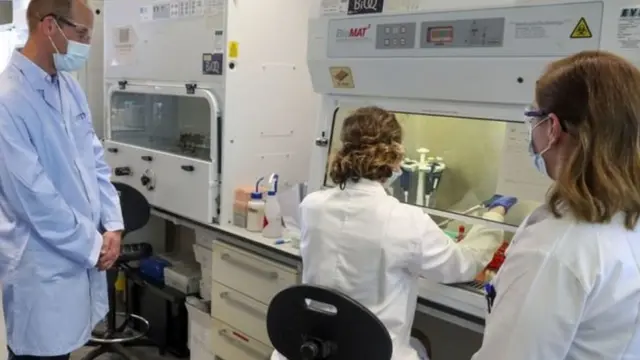 Pangeran William berkunjung ke laboratorium di Universitas Oxford.