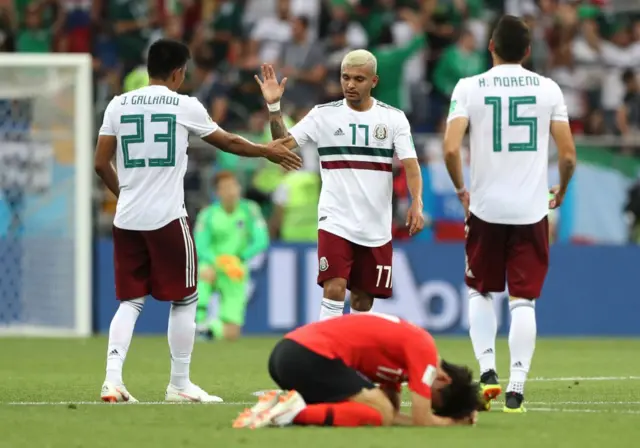 Trabajo cumplido. Las celebraciones de México contrasta con la desolación de los jugadores surcoreanos.