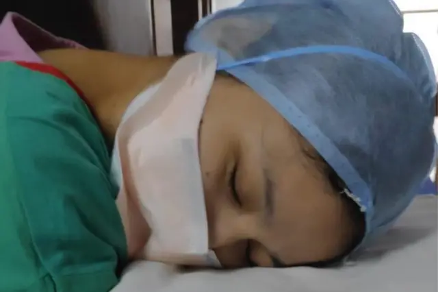 కోవిడ్ 19 పేషెంట్‌కు చికిత్స చేసి అలసిపోయిన నర్సు