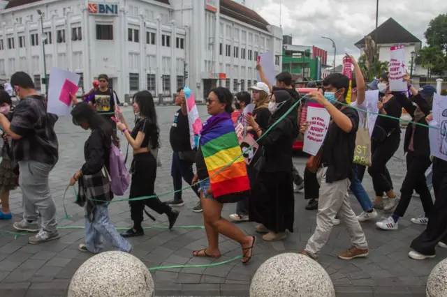 Perempuan dan kelompok pro-LGBTQ mengambil bagian dalam rapat umum pada Hari Perempuan Internasional di Yogyakarta, Indonesia pada 8 Maret 2023.
