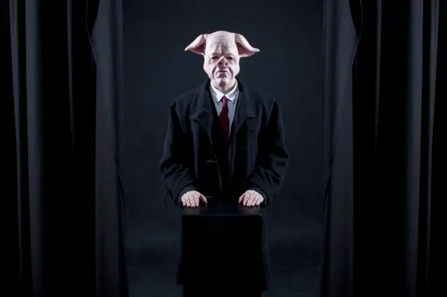 Hombre con careta de cerdo