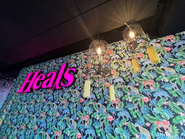 ปันปันเป็นเจ้าของสถานบันเทิงชื่อ House of Heals เป็นสถานที่แสดงของกลุ่มแดร็กแห่งหนึ่งของกรุงเทพฯ