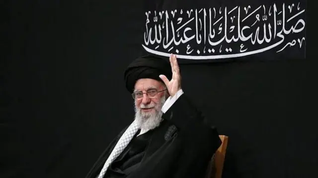 ईरान में सर्वोच्च नेता रहे अली ख़ामेनेई हाथ उठाए हुए