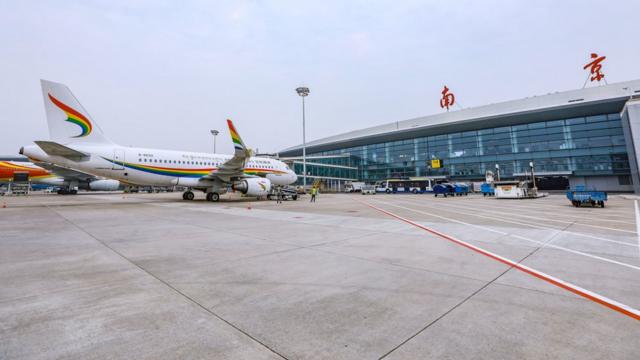一架西藏航空客機在南京祿口國際機場停機坪停靠閘口（新華社圖片27/10/2020）