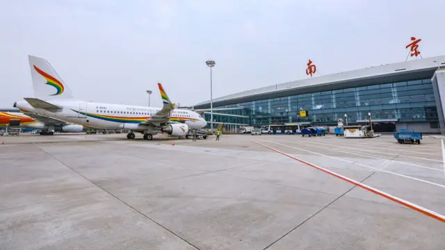 一架西藏航空客机在南京禄口国际机场停机坪停靠闸口(新华社图片27/10/2020)