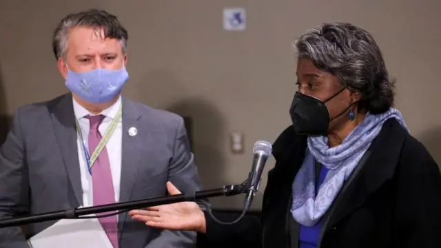 Ukrainian Ambassador Sergiy Kyslytsya and US Ambassador Linda Thomas-Greenfield speaking to journalists