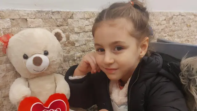 عکسی از دنیز به همراه خرس عروسکی‌اش