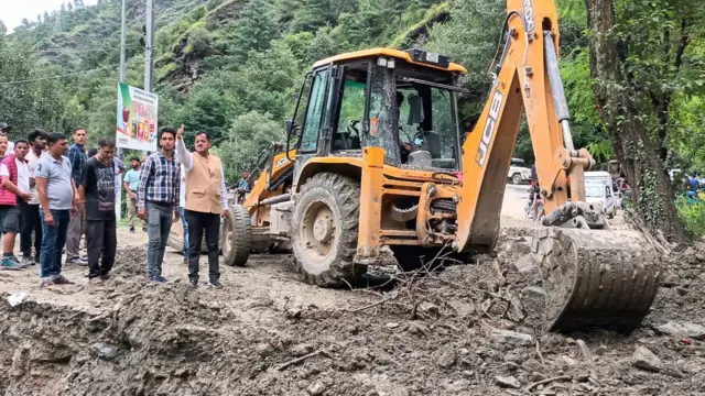 सड़कों को दुरुस्त करने का काम जोरों शोरों से चल रहा है.