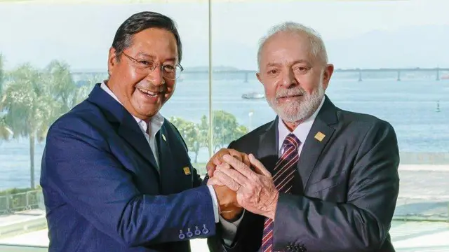 O presidente boliviano Luis Arce e o presidente brasileiro Luiz Inácio Lula da Silvablazer com como jogarmãos dadas