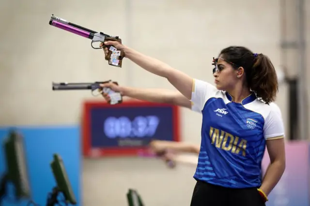 Mulheres indianas atiram, foto faz parece que usa delas tem três braços