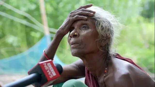 নিহতদের আত্মীয়দের কয়েকজন ছাড়া যে দুই বয়স্ক নারী সেখানে থেকে গিয়েছেন, তাদেরই একজন রীনা দেবী। 