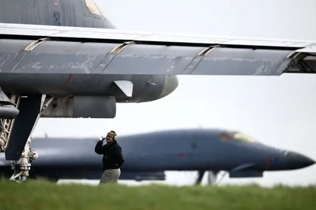 Unos bombarderos B-1 Lancer de la Fuerza Aérea de los Estados Unidos, equipados con municiones de ataque directo conjunto.
