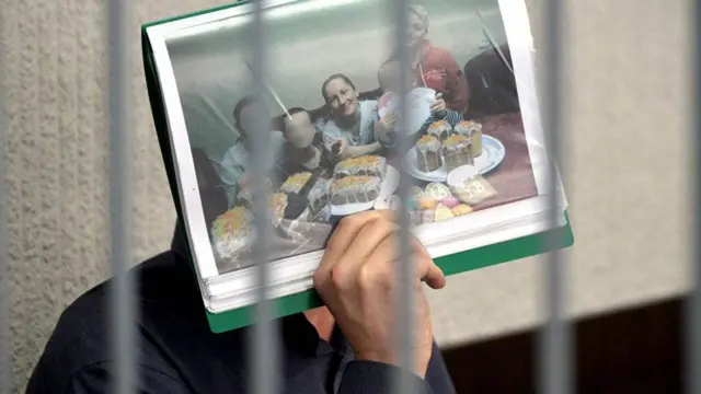 Бурыкин с фотографией семьи