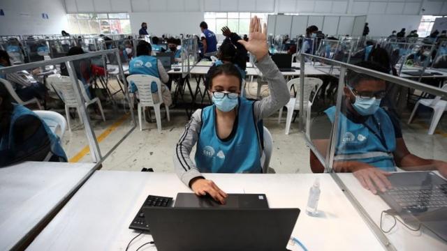 Trabajadora del CNE en Ecuador.