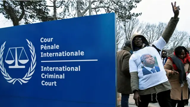 Des militants de l'ancien président ivoirien Laurent Gbagbo devant le siège de la CPI.