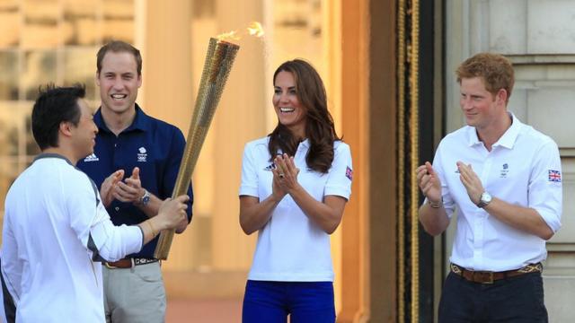 El antorchista olímpico Wai-Ming Lee, el príncipe William, la duquesa de Cambridge y el príncipe Harry en julio de 2012.