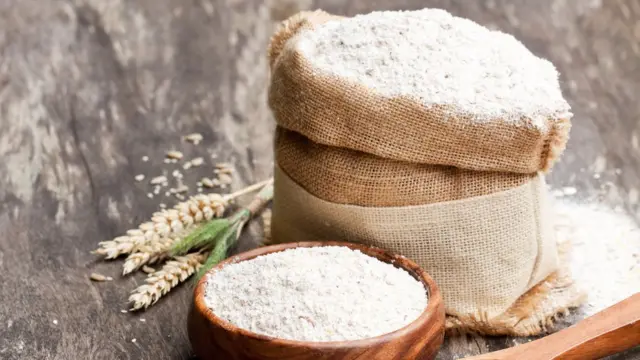 Буғдой, ун қоп ва қошиқ