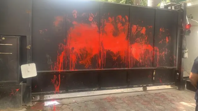 ਅਰਵਿੰਦ ਕੇਜਰੀਵਾਲ ਦੀ ਰਿਹਾਇਸ਼ ਦੇ ਗੇਟ ਉੱਪਰ ਪ੍ਰਦਰਸ਼ਨਕਾਰੀਆਂ ਵੱਲੋਂ ਭਗਵਾਂ ਰੰਗ ਪੋਤਿਆ ਗਿਆ