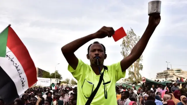 متظاهرون سودانيون