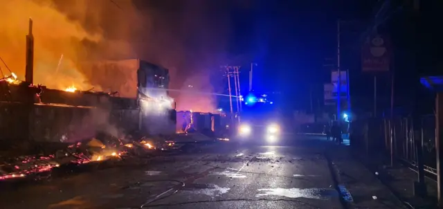 Kios dibakar massa di Jayapura pada Kamis (28/12/2023)