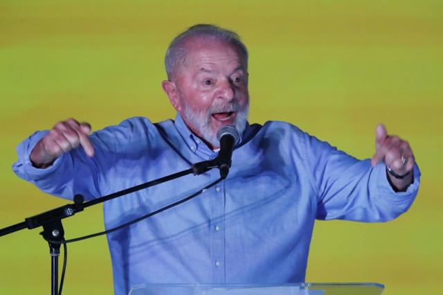 Lula gesticulando durante discurso