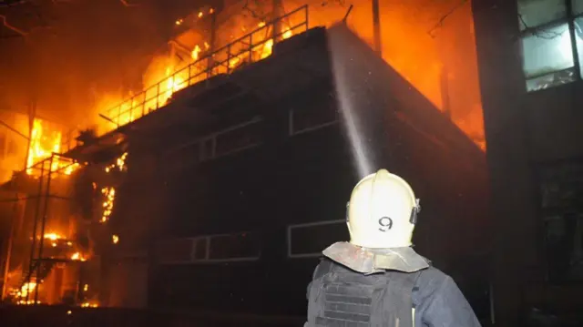 Рятувальники гасять вогонь після атаки шахедом на Одещині