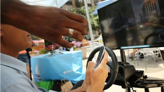 Водитель автобуса с телефоном в руке