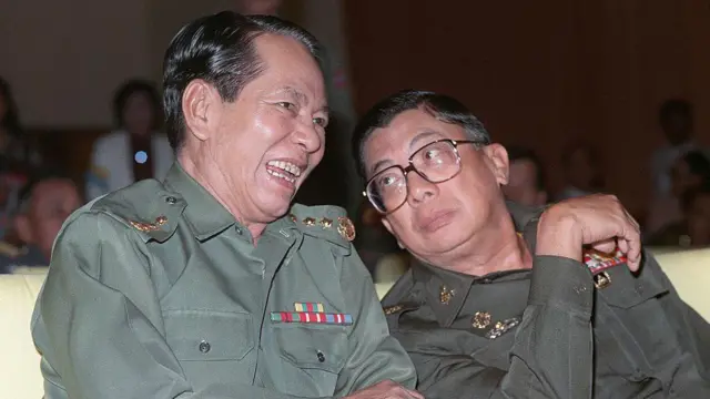 থাই সেনাপ্রধান জেনারেল চাওয়ালিত ইয়ংচাইয়ুত (ডানে) এর সাথে জেনারেল স মং (বামে) যিনি মিয়ানমারে ১৯৮৮ সালের সেনা অভ্যুত্থানের নেতৃত্ব দেন।