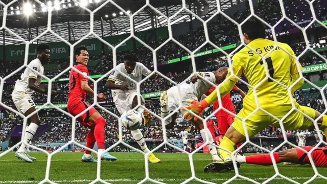 Beki mpya wa Ghana, Mohammed Salisu akifunga katika ushindi wa Black Stars wa 3-2 dhidi ya Korea Kusini, ushindi pekee wa waliofuzu robo fainali 2010 nchini Qatar.