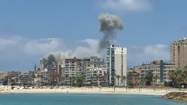 تصاعد الدخان عقب غارة إسرائيلية على مدينة صور في لبنان، 9 يونيو/حزيران 2026. التُقطت الصورة بواسطة هاتف محمول.
