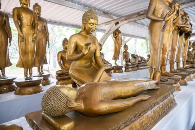 “ปางที่พระพุทธเจ้าท่านทรงดูแลพระภิกษุที่อาพาส" พระอลงกต 