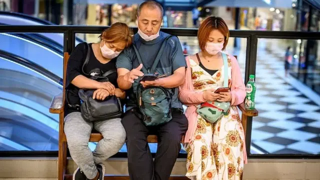 Watalii wakijifinika uso katika soko moja huko Bangkok