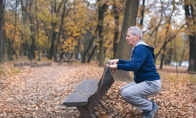 Homem idoso no parque