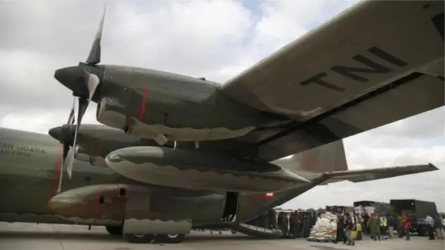 TNI Angkatan Udara menyiagakan tiga pesawat untuk membantu mengevakuasi warga negara Indonesia (WNI) dari Wuhan. Salah satunya adalah pesawat C130 Hercules.