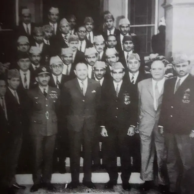 ایوب خان کے ساتھ ٹیم کی تصویر