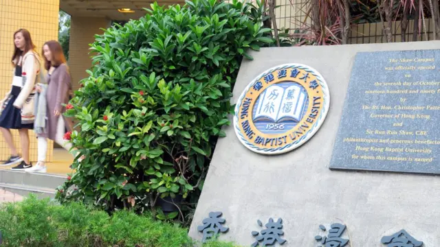 两位女生走出香港浸会大学逸夫校园正门(BBC中文网图片22/1/2018)