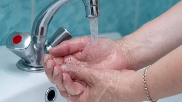 Кран з водою