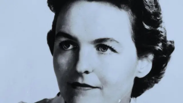 Одно из достижений Митфорд состоит в том, что смерть, по-видимому, постепенно перестает казаться запретной темой