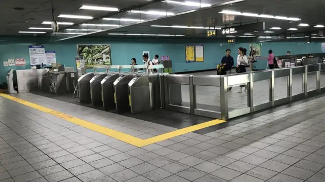 台北某捷运站检票口前的黄色禁止饮食区域界线（台湾中央社图片4/10/2017）