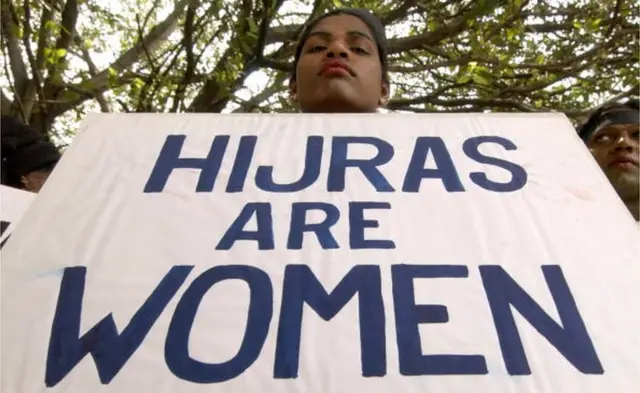 Um eunuco exibe um cartaz durante um protesto silencioso