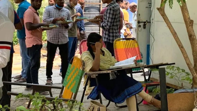 పోటీ పరీక్షలకు సిద్ధమవుతున్న అభ్యర్థులు