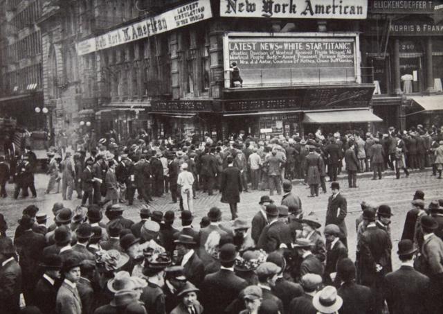 اپریل 1912 میں جب اس حادثے کی خبر نیو یارک پہنچی تو لوگ اخبار کے دفتر کے باہر آویزاں نشریے دیکھنے کے لیے اکٹھا ہونے لگے