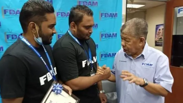 மலேசிய திரைப்பட இயக்குநர்கள் சங்கத் தலைவருடன் விக்னேஷ் பிரபு, தனேஷ் பிரபு.