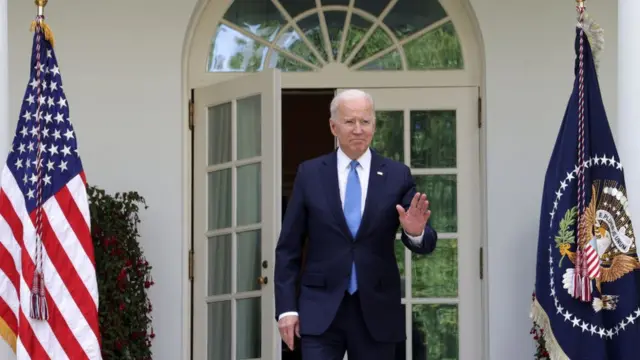 প্রেসিডেন্ট বাইডেন রোজ গার্ডেনে