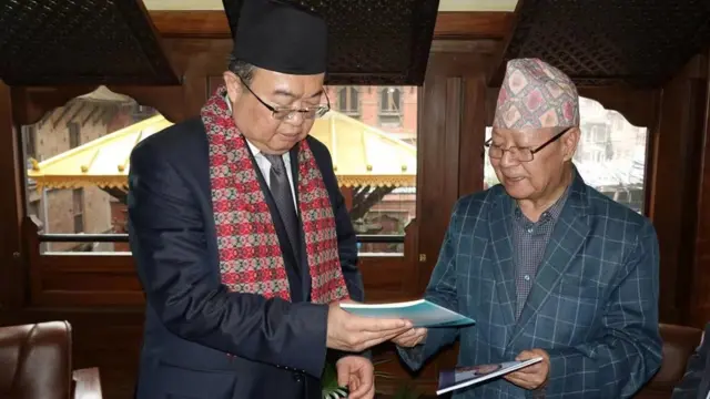 नारायणमान बिजुक्छेसँग भेट्दै चिनियाँ अधिकारी