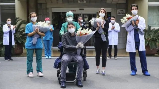 Mgonjwa akiwa na wahudumu wa afya