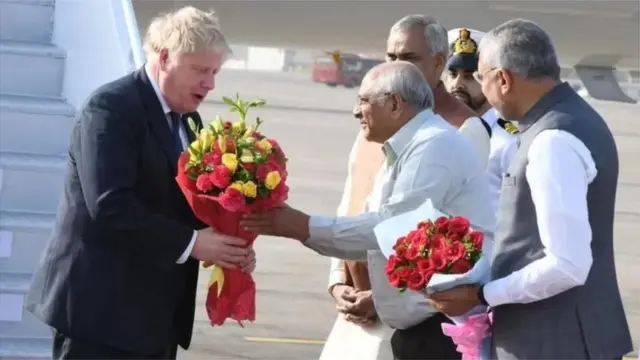 બોરિસ જોન્સનનું ગુજરાતના મુખ્ય મંત્રી ભૂપેન્દ્ર પટેલે ઍરપૉર્ટ પર સ્વાગત કર્યું હતું